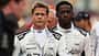 Brad Pitt, Star des kommenden Formel-1-Films „Apex“, und Damson Idris, Co-Star des kommenden Formel-1-Films „Apex“, betreten die Startaufstellung während des F1 Grand Prix von Großbritannien auf dem Silverstone Circuit am 09. Juli 2023 in Northampton, England.