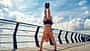 Ein trainierter Mann macht einen Handstand auf einem Schiffsdeck