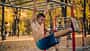 Ein Mann macht Fitnessübungen im Park