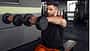Dumbbell Front Raises richtig machen: Schultertraining Dumbbell Front Raises richtig machen: Schultertraining
