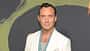 Jude Law im weißen Anzug auf der Premiere für "Black Rabbit"