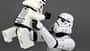 Ein Stormtrooper von Star Wars hält einen Baby-Stormtrooper in den Armen
