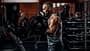 Muskulöser Mann im Fitnessstudio beim Langhantelheben Muskulöser Mann im Fitnessstudio beim Langhantelheben