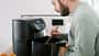Ein Mann kocht im Airfryer Ein Mann kocht im Airfryer