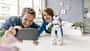 Vater und Sohn spielen mit einem Roboter