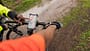 Smartphone ist am Fahrradlenker angebracht und eine Navigationsapp ist geöffnet Smartphone ist am Fahrradlenker angebracht und eine Navigationsapp ist geöffnet