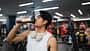 Ein junger Mann sitzt im Fitnessstudio und trinkt einen Proteinshake. Ein junger Mann sitzt im Fitnessstudio und trinkt einen Proteinshake.