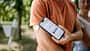 Ein Mann überprüft seinen Blutzucker mit einem Smartphone Ein Mann überprüft seinen Blutzucker mit einem Smartphone