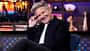 Gordon Ramsay lächelt auf einem Sessel in die Kamera live bei Andy Cohen Gordon Ramsay lächelt auf einem Sessel in die Kamera live bei Andy Cohen