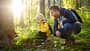 Vater und Sohn sind im Wald auf Entdeckungstour