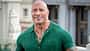 Dwayne Johnson lächelt im grünen Oberteil in die Kamera Dwayne Johnson lächelt im grünen Oberteil in die Kamera