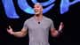Dwayne Johnson im blaugrauen Shirt mit ausgebreiteten Armen, der auf der Premiere von "Moana" in die Kamera lacht Dwayne Johnson im blaugrauen Shirt mit ausgebreiteten Armen, der auf der Premiere von "Moana" in die Kamera lacht