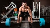 Mann beim Deadlift rinkt sichtbar nach Kraft