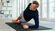 Älterer Mann macht eine Side-Plank