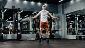Sportler macht Hampelmänner im Fitnessstudio