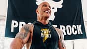 Dwayne Johnson, lächelnd in Tanktop