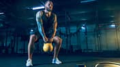 Mann trainiert mit einer Kettlebell
