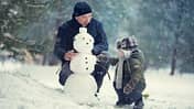 Im Winter kann man natürlich einen Schneemann bauen oder ...