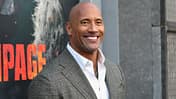 Dwayne Johnson lächelt auf Premiere in die Kamera
