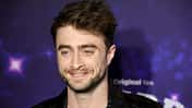 Daniel Radcliffe lächelt auf Premiere in die Kamera