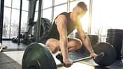 junger, sportlicher Mann trainiert im Gym