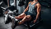 Muskulöser Mann beim Beintraining