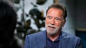 Arnold Schwarzenegger spricht in einem Interview in die Kamera