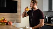 Mann trinkt ein Glas Orangensaft