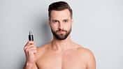 Mann hält einen Trimmer in der Hand