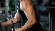 Junger, trainierter Mann beim Trizepstraining