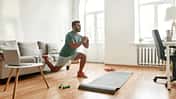 Mann macht ein Home-Workout