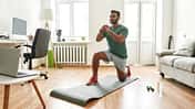Online-Gyms sind eine tolle, zeitsparende Alternative zum Fitnessstudio.