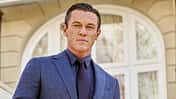 Luke Evans in einem schicken, blauen Anzug