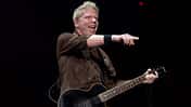 Dexter Holland singt auf der Bühne und hält eine Gitarre