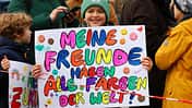 Ein Kind hält auf einer Demo gegen Rechts ein Plakat in die Kamera