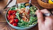Eine Schale mit einem bunten Salat mit Hähnchenbrust