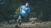 Sportlicher junger Mann läuft einen Marathon