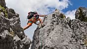 Bergsteiger klettert in den Bergen