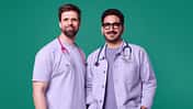 Dr. Nibras Naami und Dr. Florian Babor vom Kindermedizin-Podcast "Hand, Fuß, Mund" 