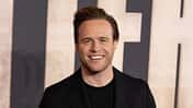 Olly Murs lächelt in die Kamera auf der "Better Man" Premiere