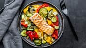 Schale mit Lachs und Gemüse