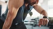 Mann schaut auf Fitnessuhr