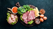 Auswahl an proteinreichen Lebensmitteln auf einem Brett 