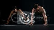 Zwei männliche Sportler machen Push Ups
