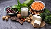 Linsen, Kichererbsen, Nüsse, Bohnen, Spinat, Tofu, Brokkoli und Chia Samen