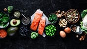 Draufsicht auf Omega-3-Lebensmittel auf schwarzem Tisch
