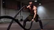 Ein Mann trainiert mit Battle Ropes