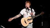 Ed Sheeran mit seiner Gitarre am Mikrofon