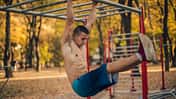Ein Mann macht Fitnessübungen im Park
