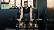Ein Mann trainiert im Gym seine Arme